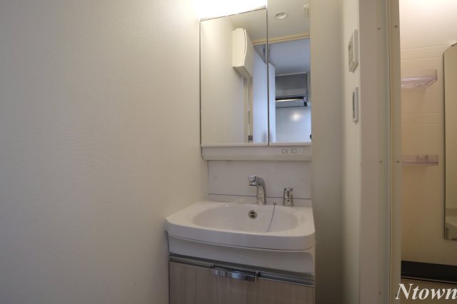 洗面設備　独立洗面化粧台が付いています