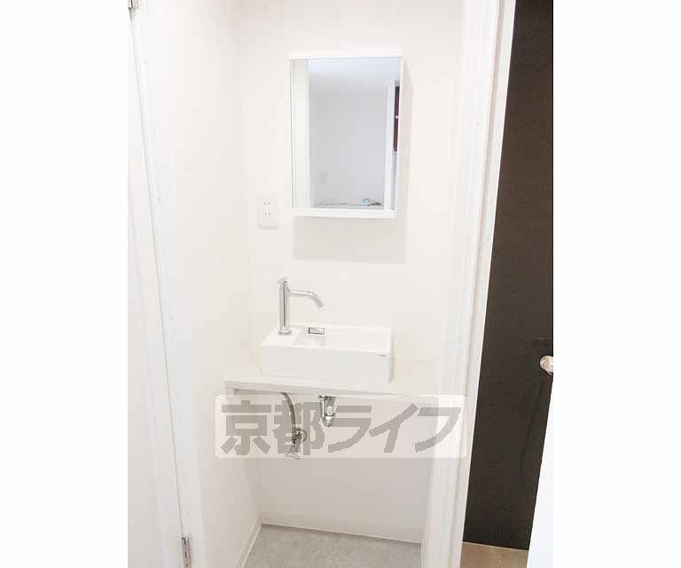 洗面設備　簡易的な洗面台です。