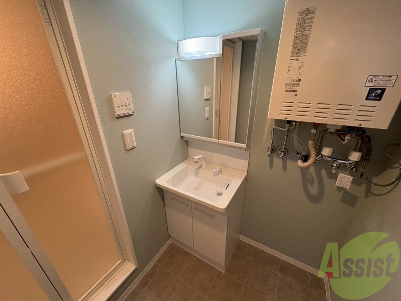 洗面設備　大きくて使いやすそうな独立洗面台になっています。