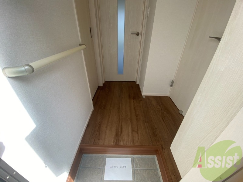 玄関　シンプルな玄関です。広さも問題なく立ち回れます。