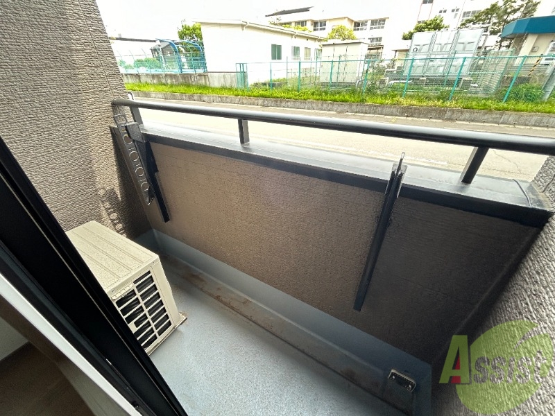 バルコニー　バルコニーはこちら。洗濯物も干せますよ。