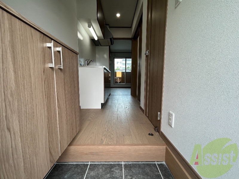 玄関　玄関はこちら。靴の着脱がしやすそうですね。