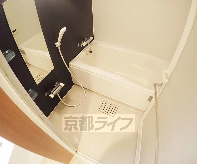 バス・シャワールーム　清潔感のあるバスルームです。