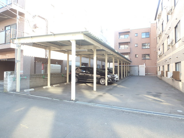 駐車場　駐車場奥は駐輪場として利用可能♪