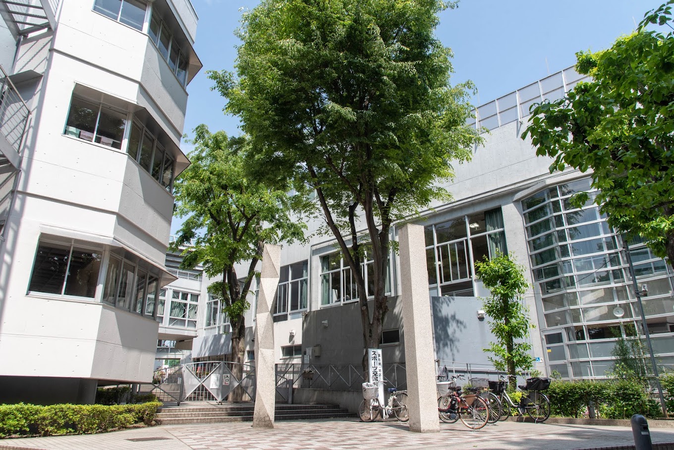 中学校　新宿区立落合中学校（中学校）まで1206m