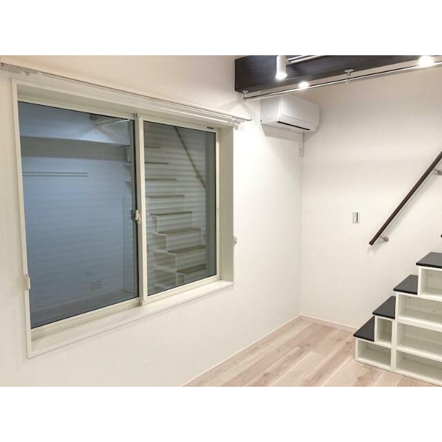 居室・リビング　白が基調の明るい室内に、梁（はり）やドアがアクセントでお洒落