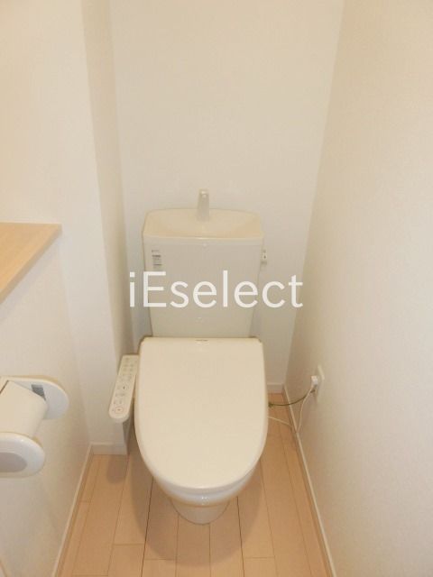 トイレ　温水洗浄機能付きのトイレです。