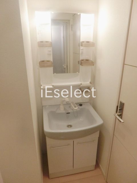 洗面設備　便利な独立洗面台ございます。