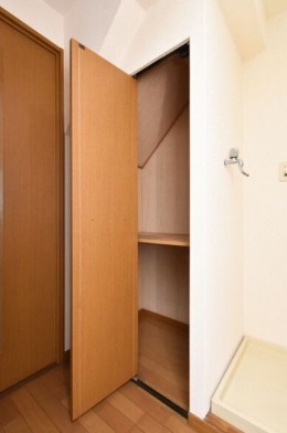 その他設備　階段下にも収納たっぷりでいいですね。