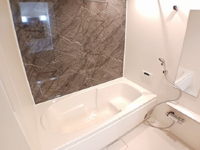 バス・シャワールーム　落ち着いた空間のお風呂です