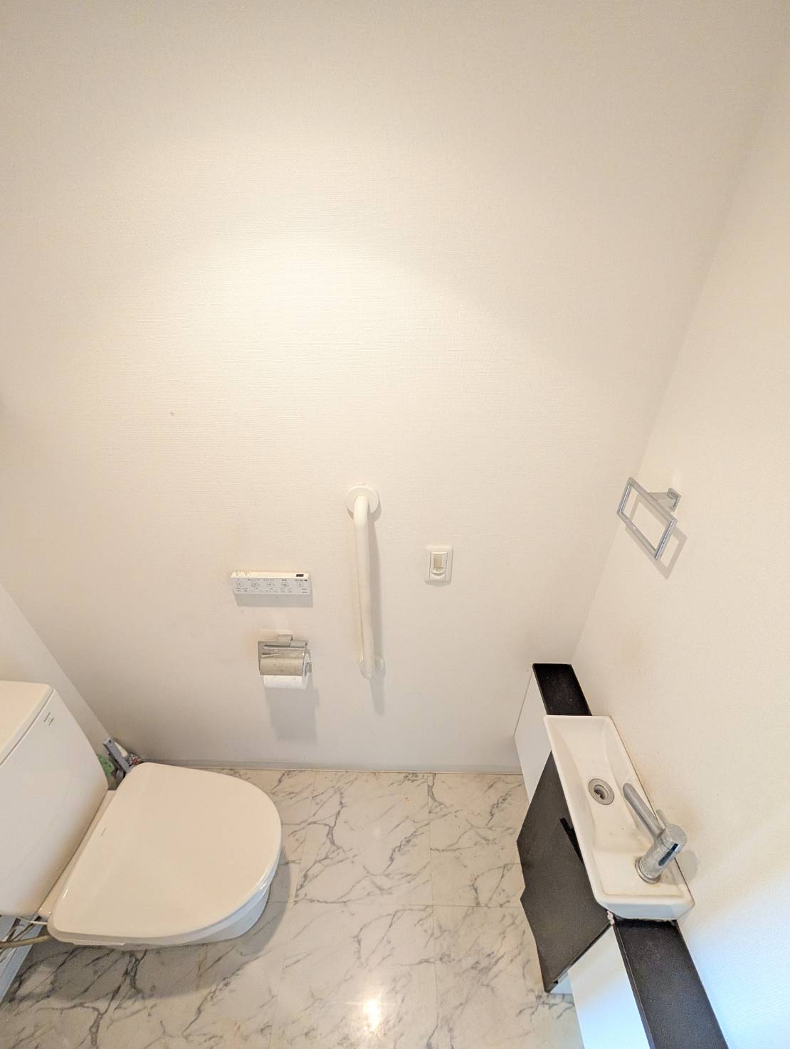 トイレ　改装前のお写真です。