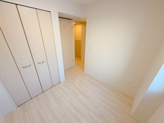 その他部屋・スペース　ゆとりのあるベッドルームで快適な睡眠をとってくださいね。