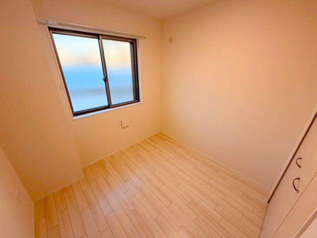 居室・リビング　落ち着いた雰囲気のこのお部屋でゆっくりお休みください。