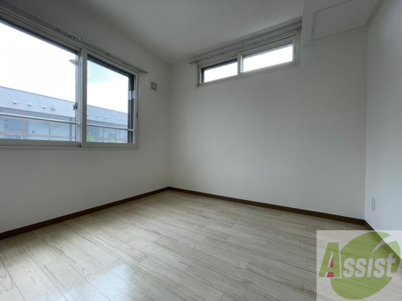 その他部屋・スペース　寝室はこちらです。光が差し込む、温かみのあるお部屋です。