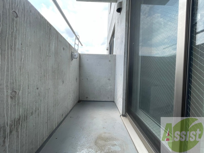 バルコニー　バルコニー。洗濯物がはかどりそうな広さがありますよ。