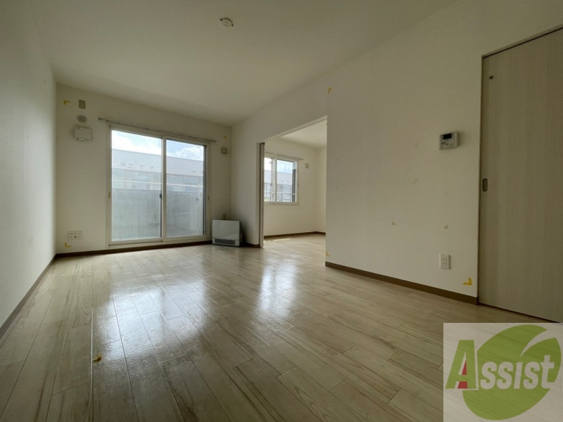 居室・リビング　リビングです。窓が大きくて明るいですね！