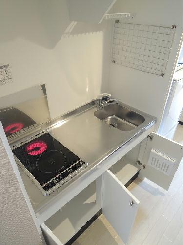 キッチン　ＩＨと電気コンロの２口タイプで収納付き。
