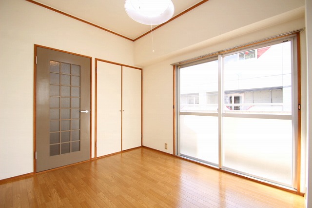 居室・リビング　同物件別号室のものです。