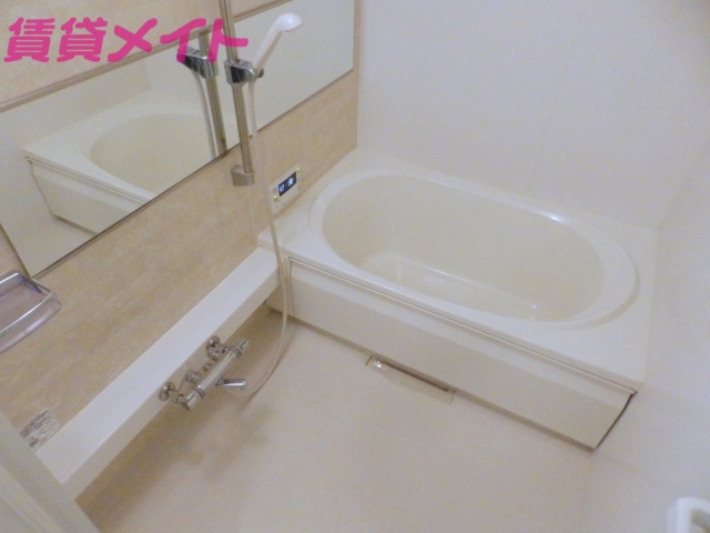 バス・シャワールーム　バス同物件別部屋の室内写真になります。