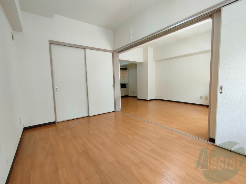 その他部屋・スペース　戸を閉めるとリビングと区切られた寝室にすることができますよ。