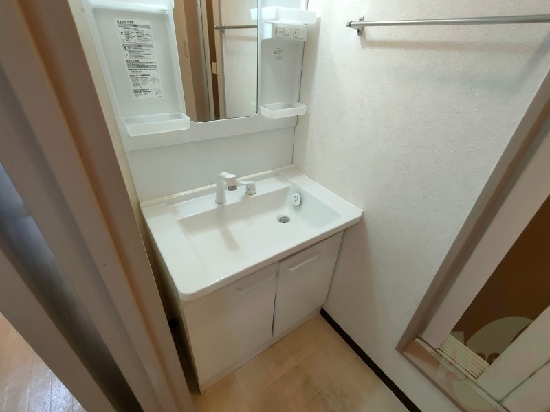 洗面設備　独立洗面台です。大きくてよいですね。シャンプーもできます。