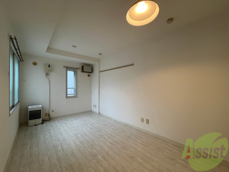 居室・リビング　フローリングと壁のカラーが明るい雰囲気ですね！