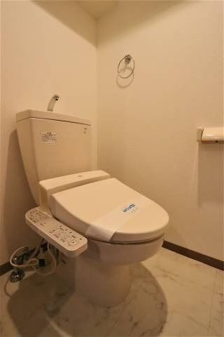 トイレ　温水洗浄便座付きです