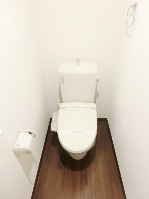 トイレ　温水洗浄便座付きです