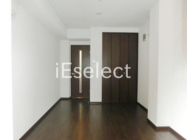 居室・リビング　バルコニー側からの居室です