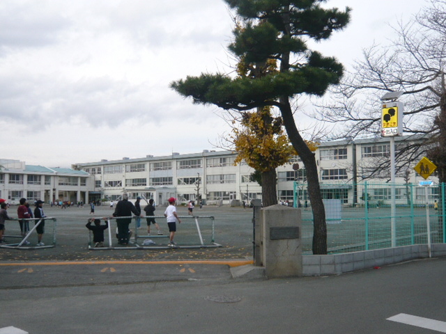 小学校　茅ヶ崎市立松林小学校（小学校）まで550m