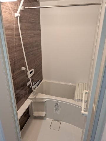 バス・シャワールーム　ゆっくり足をのばして入れます