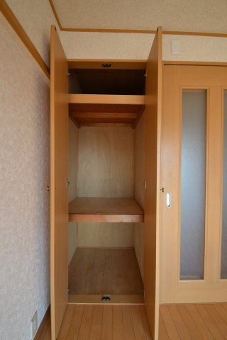 収納　同物件別号室の写真です。