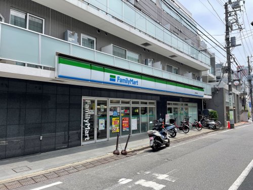 コンビニ　ファミリーマート 西麻布霞町店（コンビニ）まで108m