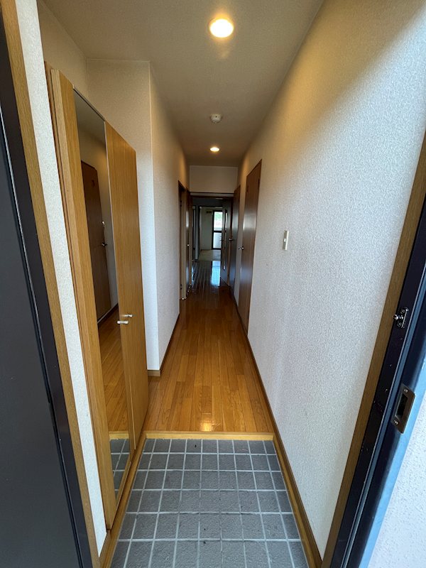 玄関　※同間取り別部屋の写真です。