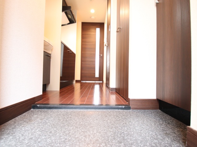 玄関　※別室の参考写真の為、現況優先です。