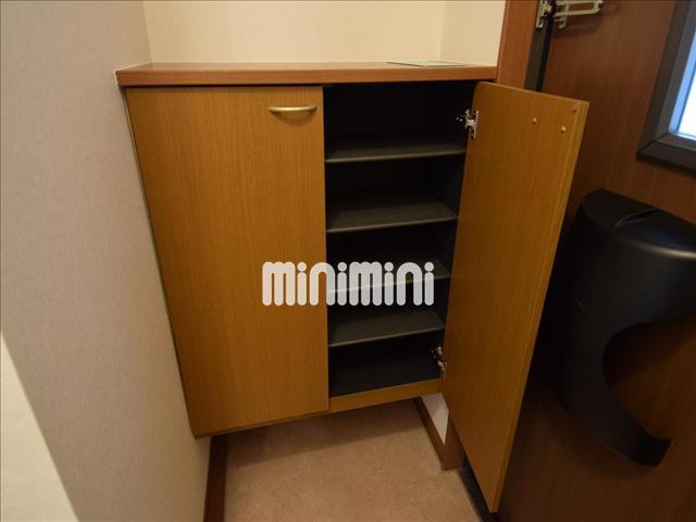 玄関　下駄箱付き