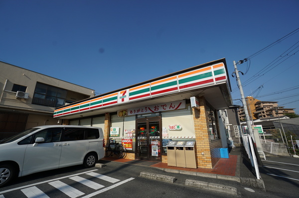 コンビニ　セブンイレブン吹田朝日が丘店（コンビニ）まで566m