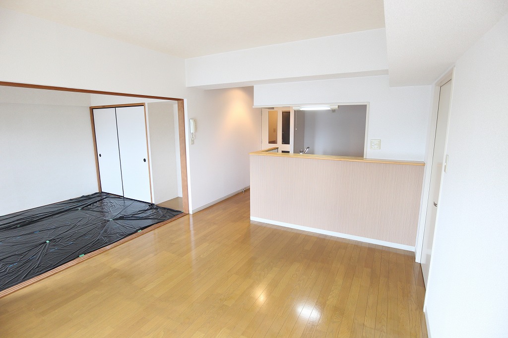 居室・リビング　広々としたリビングで家具の配置に困りません。