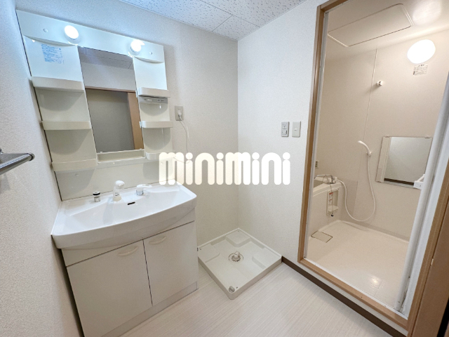 洗面設備　大型の独立洗面台です。