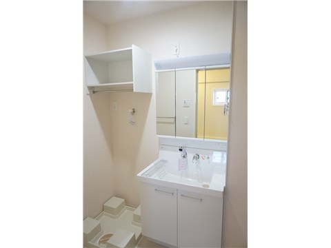 洗面設備　三面鏡洗面台・脱衣室