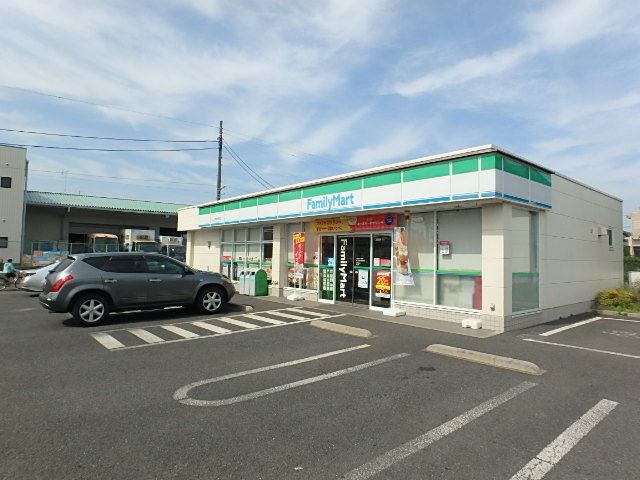 コンビニ　ファミリーマート（コンビニ）まで674m