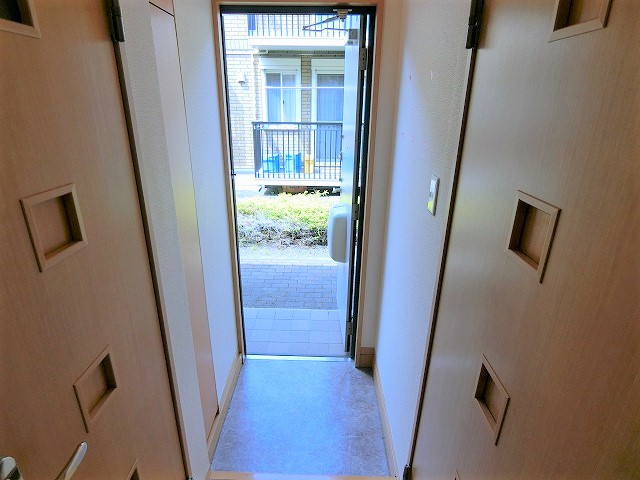 玄関　写真は同建物の別部屋を参考に掲載しております。