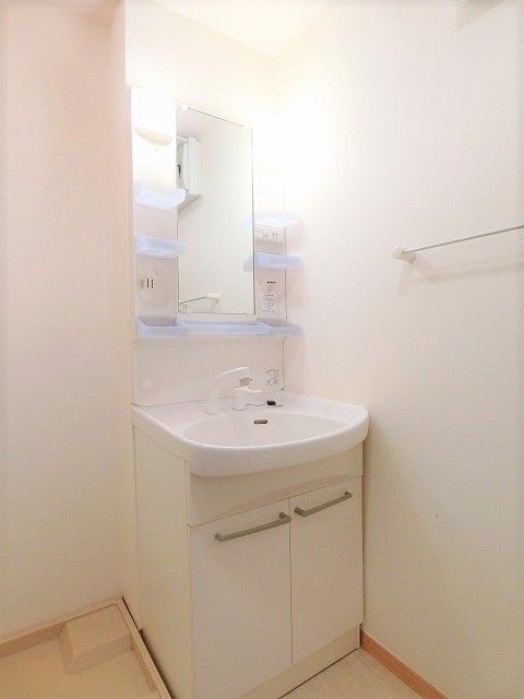 洗面設備　写真は同建物の別部屋を参考に掲載しております。