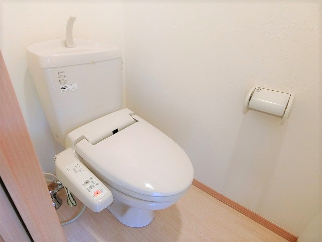 トイレ　写真は同建物の別部屋を参考に掲載しております。