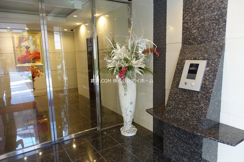 セキュリティ　オートロック横にも大きなお花が!