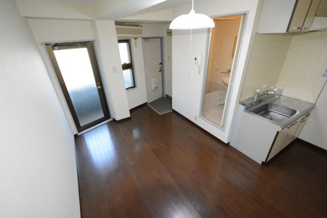 居室・リビング　床色が落ち着いた色合いで綺麗です♪