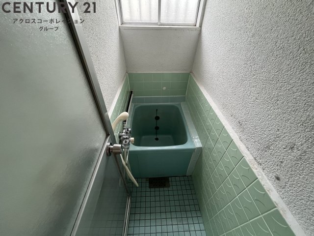 バス・シャワールーム　浴室に窓があり換気も楽々♪