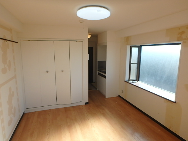 居室・リビング　出窓でぼーーっと読書でも。