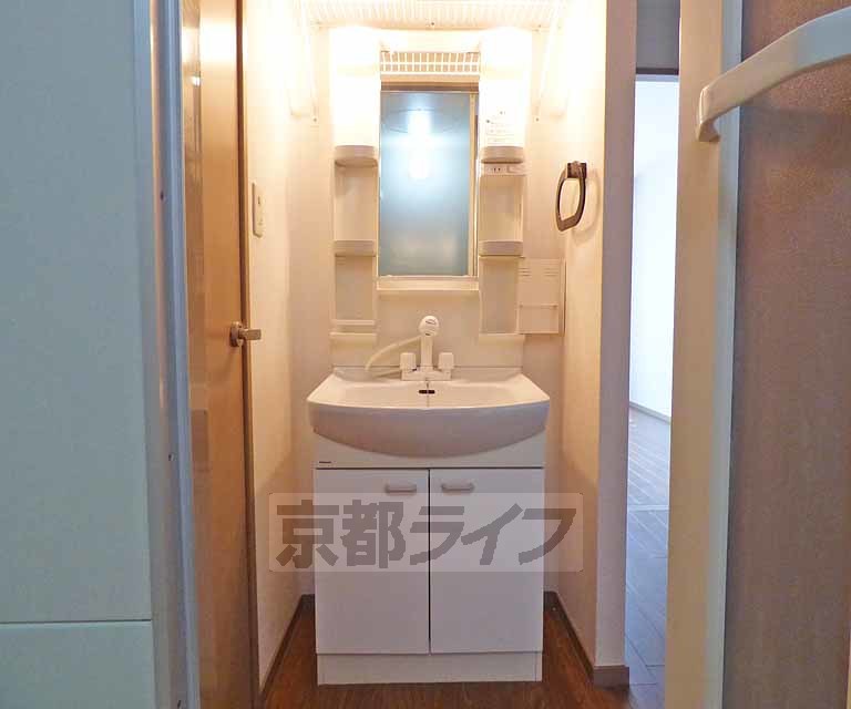 洗面設備　シンプルな洗面台です。