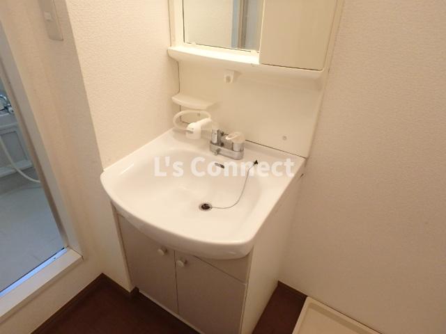 洗面設備　朝の支度もスムーズな独立洗面台。